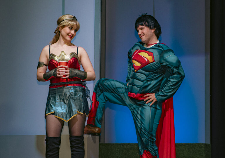 Auf einer Kostümparty treffen sich Kate und ihr Exfreund Ross. Sie ist als Wonderwoman verkleidet, er geht als Superman. Sie wirkt von ihm angeekelt.